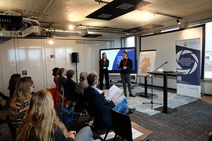 Luisa Rosenow und Carola Herbst (Plattform #InnovativeFrauen) stellen ihr Projekt vor.
