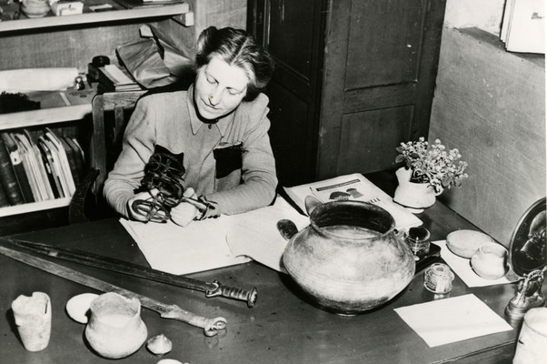 Dr. Gertrud Dorka an ihrem Schreibtisch
