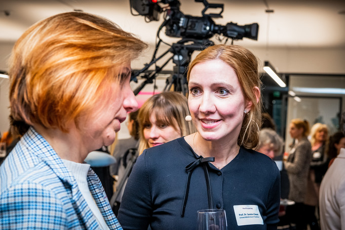Zwei Frauen unterhalten sich.