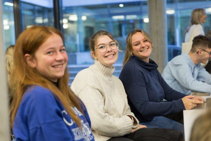 Studierende bei der Abschlussveranstaltung der Projektwoche von WE! Studierende bei der Abschlussveranstaltung der Projektwoche von WE!