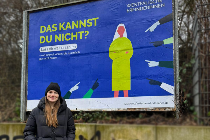 Clara Meyer zu Altenschildesche, Wissenschaftliche Mitarbeiterin von WE!, vor dem Plakat am Hauptbahnhof in Essen